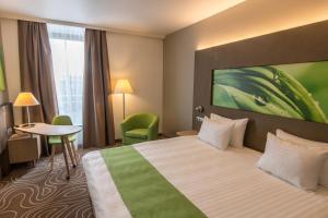 Ένα ή περισσότερα κρεβάτια σε δωμάτιο στο Holiday Inn Budapest-Budaörs, an IHG Hotel