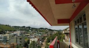 uma vista para uma cidade a partir de uma janela de um edifício em Winnie's Lodge , Shillong em Shillong