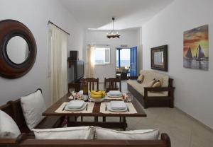 een woonkamer met een tafel en een bank bij Alexandros House in Monolithos