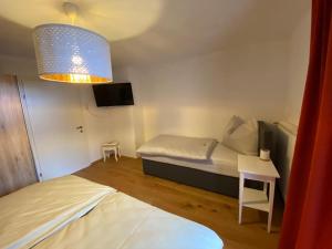 una piccola camera con letto e tavolo di Herzzeit Apartments a Flachau