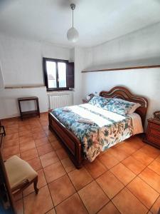 una camera con un letto e una sedia di A Casa dei Nonni a San Demetrio neʼ Vestini