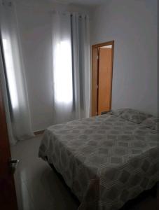 sypialnia z łóżkiem, oknem i drzwiami w obiekcie Casa do Ninho 1 w mieście Quadra