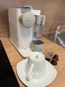 a coffee maker sitting on a counter with a cup at Schöne gemütliche Wohnung, Ferienwohnung in ruhiger Lage in Auerbach