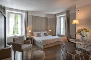 Giường trong phòng chung tại GombitHotel