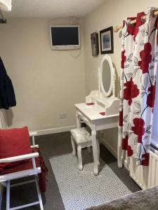 La salle de bains est pourvue d'un lavabo et d'un miroir. dans l'établissement Acapulco Rooms, à Portsmouth
