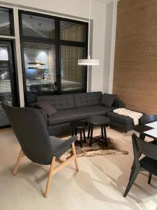 sala de estar con sofá, mesa y sillas en Levi Cranberry C1, ski-in ski-out 2 bedroom apartment in Levi center en Levi