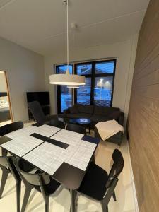 comedor y sala de estar con mesa y sillas en Levi Cranberry C1, ski-in ski-out 2 bedroom apartment in Levi center en Levi
