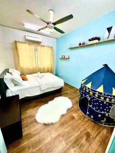a bedroom with a bed and a ceiling fan at Free & Easy Leisure Homestay in Batu Caves