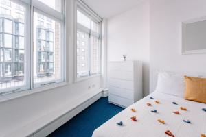 Giường trong phòng chung tại Apartments are located in the Heart of Shoreditch