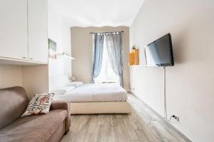 ein Schlafzimmer mit einem Bett und einem TV an der Wand in der Unterkunft Rome sweet home in Rom