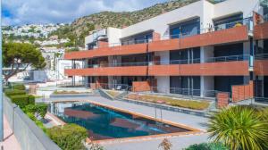 una vista esterna di un edificio con piscina di NC APARTMENTS 201 Moli Blau - 4 pax a Roses