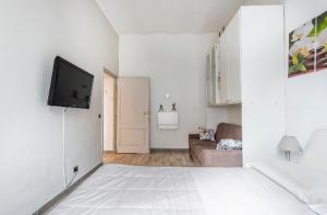 ein Wohnzimmer mit einem Sofa und einem Flachbild-TV in der Unterkunft Rome sweet home in Rom