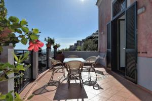 patio con mesa y sillas en el balcón en Villa Anna, en Minori
