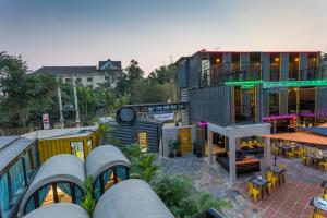 White Rabbit Hostel في سيام ريب: اطلالة علوية على مبنى به مطعم