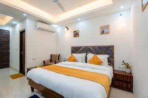 um quarto com uma cama grande num quarto em Plum Tree Hotels em Gurgaon