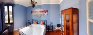 Dormitorio azul con cama y pared azul en B&B il Cantuccio, en Desenzano del Garda