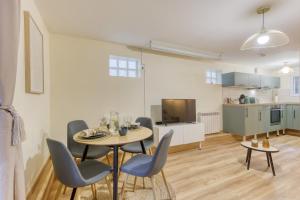 Η κουζίνα ή μικρή κουζίνα στο 2 pers home Cinéma - Serenito de Homes +19 φωτογραφίες