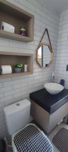 uma casa de banho com um lavatório, um WC e um espelho. em Summer Flat Ap308 Intermares em Cabedelo