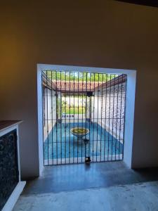 una puerta con una puerta con vistas a un patio en Whispering Palms Retreat, 