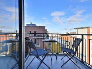 ein Balkon mit zwei Stühlen und einem Tisch auf einem Balkon in der Unterkunft Ohlerich Speicher App. 21 in Wismar