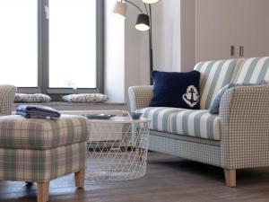 ein Wohnzimmer mit zwei Stühlen und einem Couchtisch in der Unterkunft Ohlerich Speicher App. 21 in Wismar + 21 Fotos