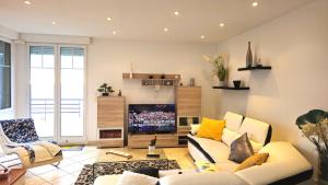 a living room with a couch and a television at Villa Moana in Èze