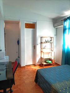 1 dormitorio con cama, escritorio y mesa en Locamarre G GONDET, en Sainte-Anne