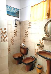 baño con 2 aseos y lavamanos en Locamarre G GONDET, en Sainte-Anne