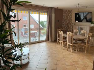 - une cuisine et une salle à manger avec une table et des chaises dans l'établissement MarC5 Hotel Cadenberge, à Cadenberge