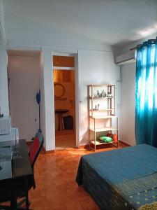 1 dormitorio con cama, escritorio y mesa en Locamarre G GONDET, en Sainte-Anne