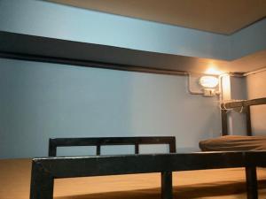 um quarto com uma cama e uma parede branca em Black Pantera Hostel em Patong Beach