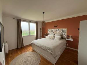1 dormitorio con cama y ventana grande en Douceur champenoise en Dizy