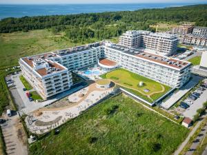 een luchtzicht op een hotel bij FARO Apartamenty Polanki Aqua Morskie Klimaty 4 baseny free parking in Kołobrzeg