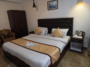 um quarto de hotel com uma cama grande com em Hotel Rainbow em Gangtok