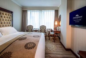Ένα ή περισσότερα κρεβάτια σε δωμάτιο στο Howard Johnson Paragon Hotel Beijing Centra Provide tourism and ticketing service