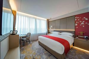 Ένα ή περισσότερα κρεβάτια σε δωμάτιο στο Howard Johnson Paragon Hotel Beijing Centra Provide tourism and ticketing service