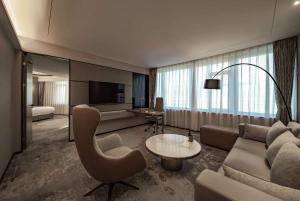 Μια τηλεόραση ή/και κέντρο ψυχαγωγίας στο Howard Johnson Paragon Hotel Beijing Centra Provide tourism and ticketing service