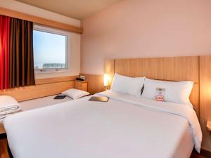 ibis Ourinhos客房内的一张或多张床位