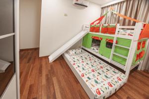 Dormitorio infantil con litera en una habitación en KidsVille Slide Family Oasis JB Medini Legoland Malaysia en Nusajaya