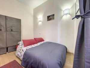 um quarto com uma cama num quarto em My Cosy Flat-Centre of Nice- Perfect location em Nice