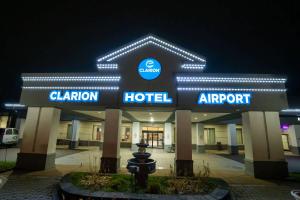 Um certificado, prémio, placa ou documento mostrado em Clarion Hotel Detroit Metro Airport