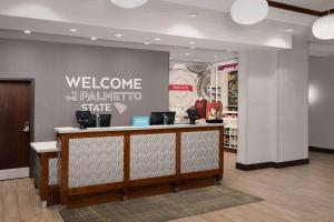 奥兰治堡Hampton Inn & Suites Orangeburg, SC的欢迎来到商店大厅的古色古香的国徽