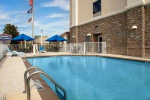 a large blue swimming pool in front of a building at Hampton Inn & Suites Orangeburg, SC in Orangeburg