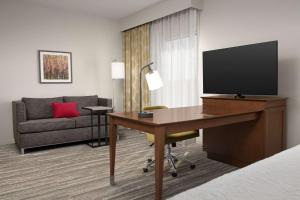 Hampton Inn & Suites Orangeburg, SC的电视和/或娱乐中心