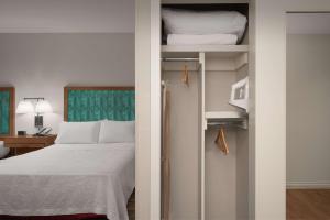 Hampton Inn & Suites Orangeburg, SC客房内的一张或多张床位