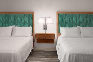 Hampton Inn & Suites Orangeburg, SC客房内的一张或多张床位