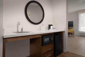 Hampton Inn & Suites Orangeburg, SC的厨房或小厨房