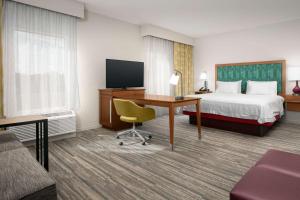Hampton Inn & Suites Orangeburg, SC的电视和/或娱乐中心