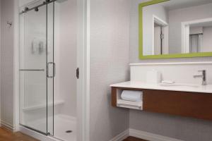 Hampton Inn & Suites Orangeburg, SC的一间浴室