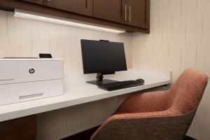 Hampton Inn & Suites Orangeburg, SC的电视和/或娱乐中心